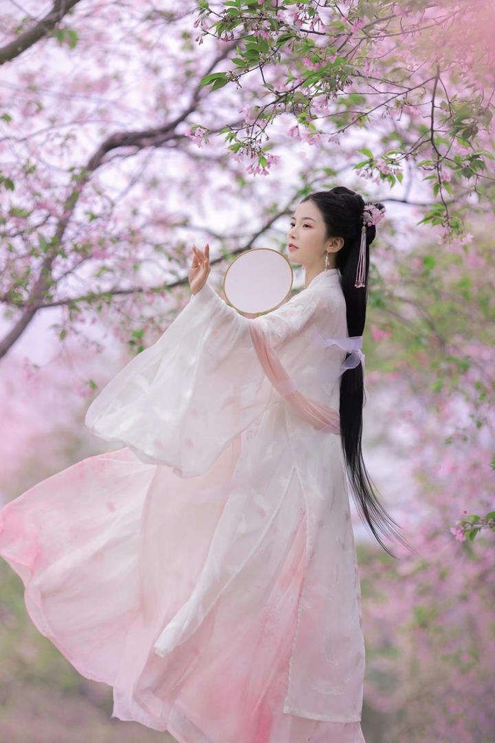 翩翩起舞的唯美古装汉服美女艺术写真图片