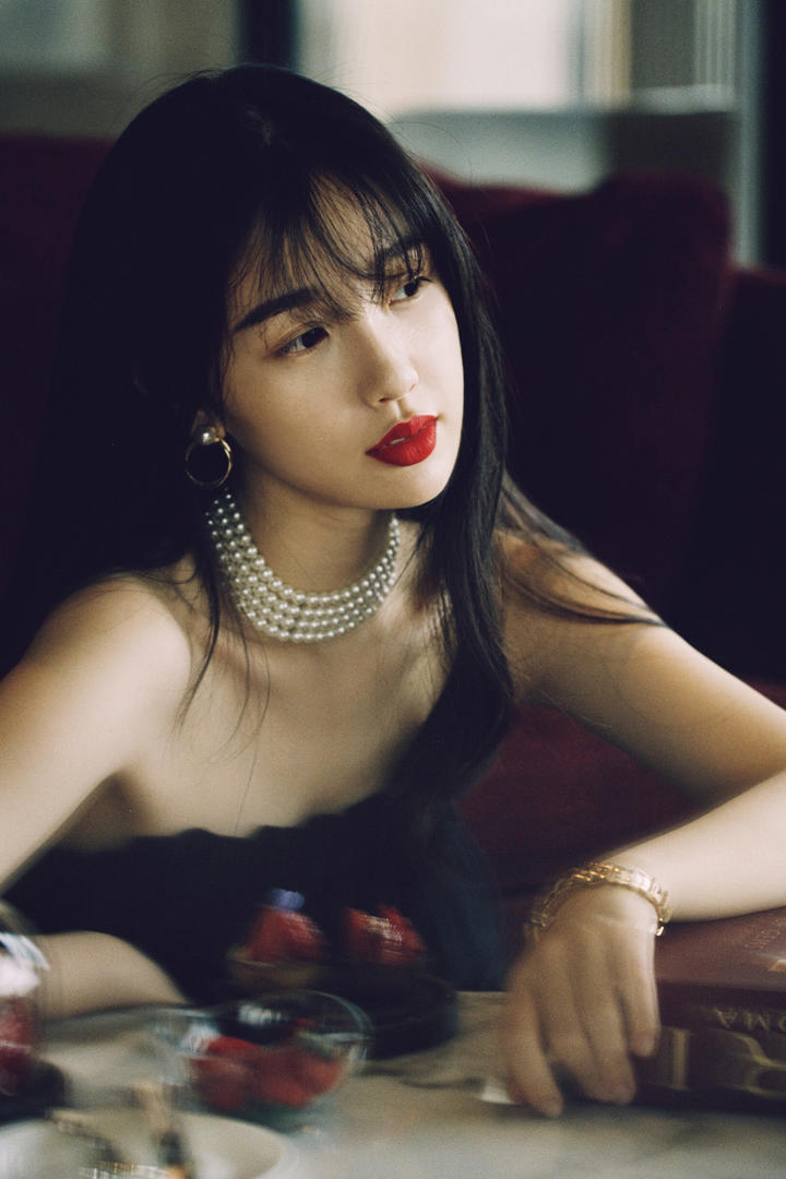 性感红唇美女明星虞书欣图片