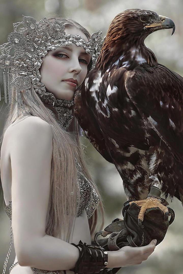 手上站着鹰的欧美话剧人物艺术摄影图片