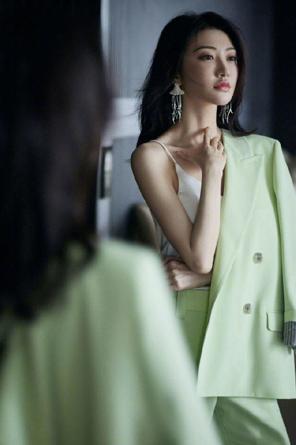 中国美女明星景甜浅绿色西装最新美照免费下载