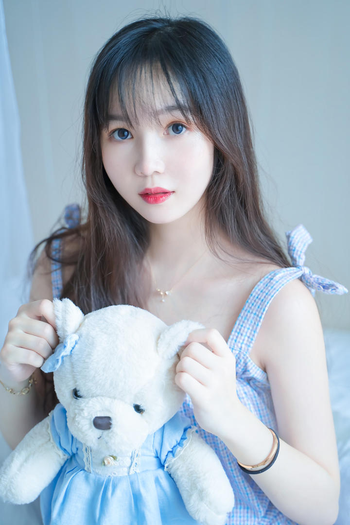 拿着小熊玩偶的清纯美女图片