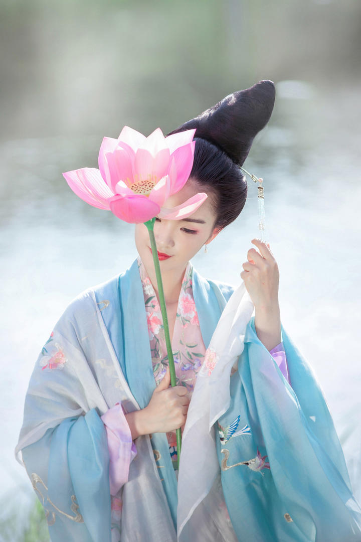 拿着荷花的唯美古装美女人像摄影图片