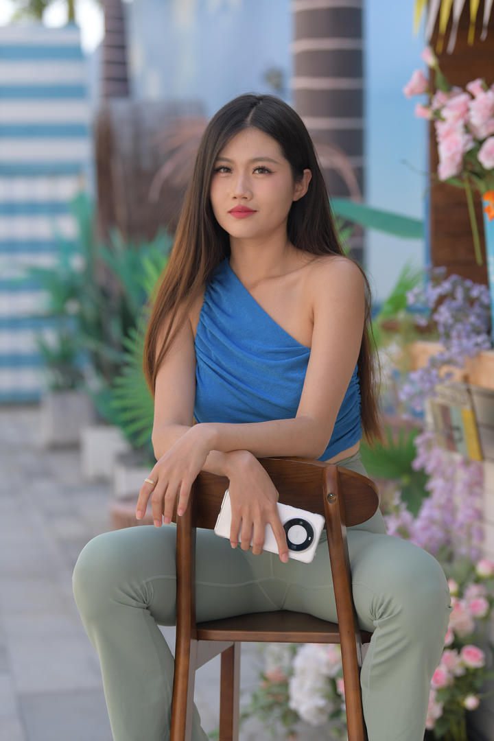 亚洲116美女街拍紧身裤写真套图