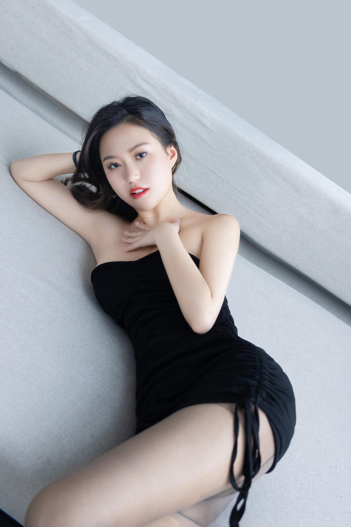 捂着胸口的性感丝袜宁宁写真图片