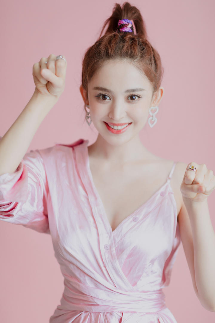 可爱的美女明星古力娜扎写真图片