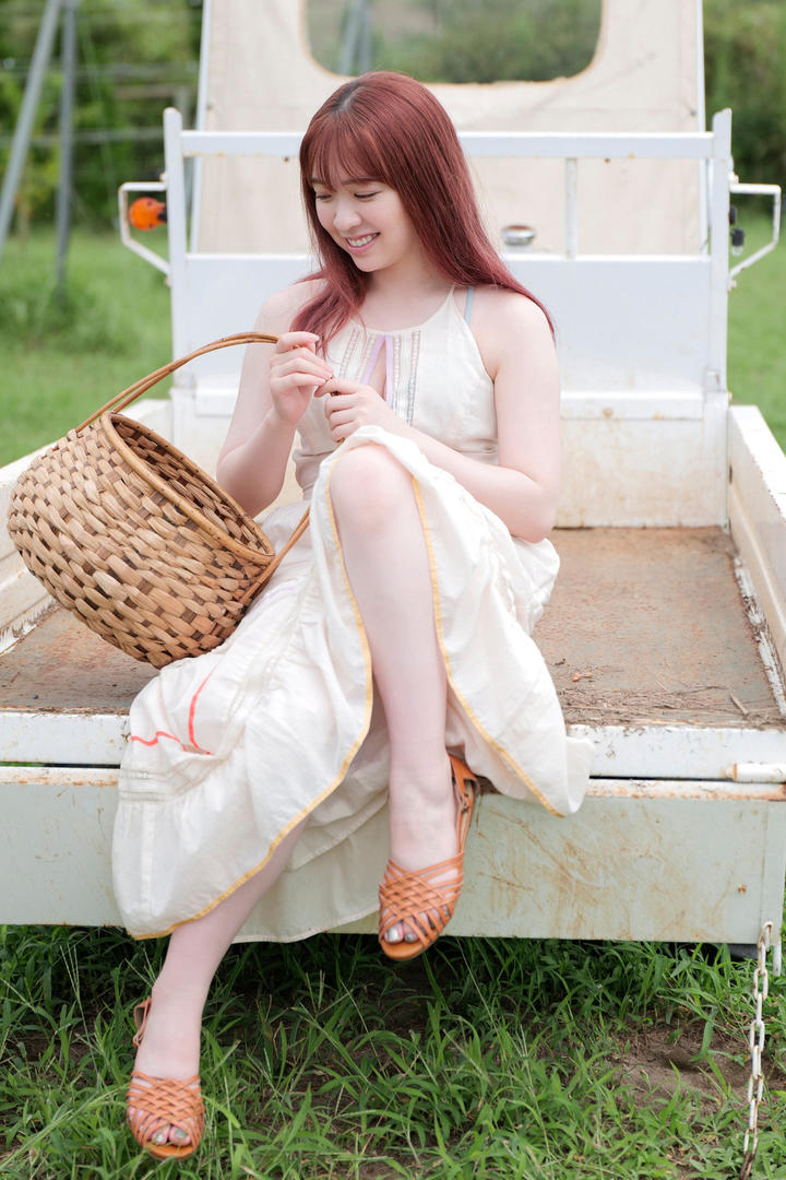 提着篮子的日本美女人像摄影写真图片