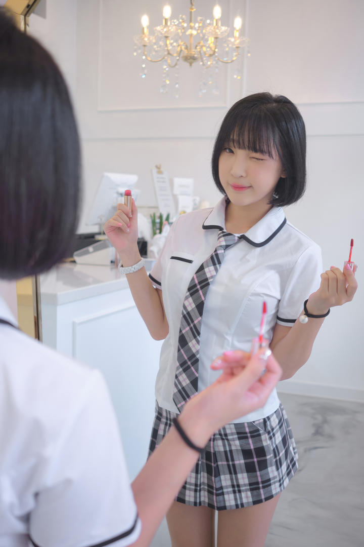 对着镜子自拍的日本短发JK制服美女图片