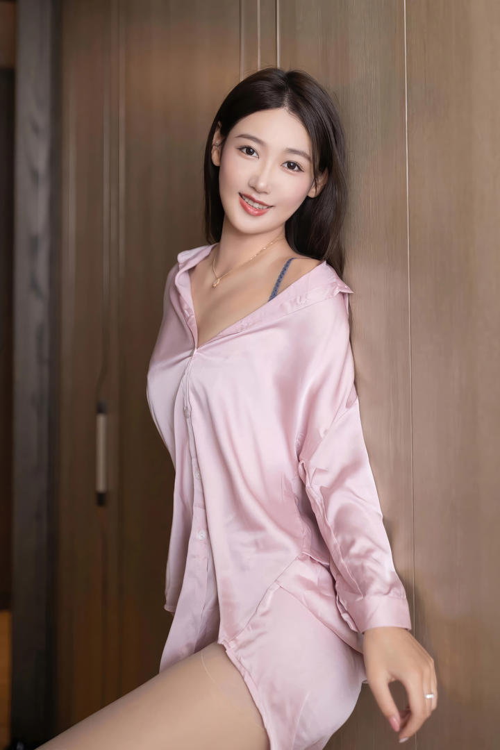 穿睡衣的性感女神唐安琪高清美女写真图片