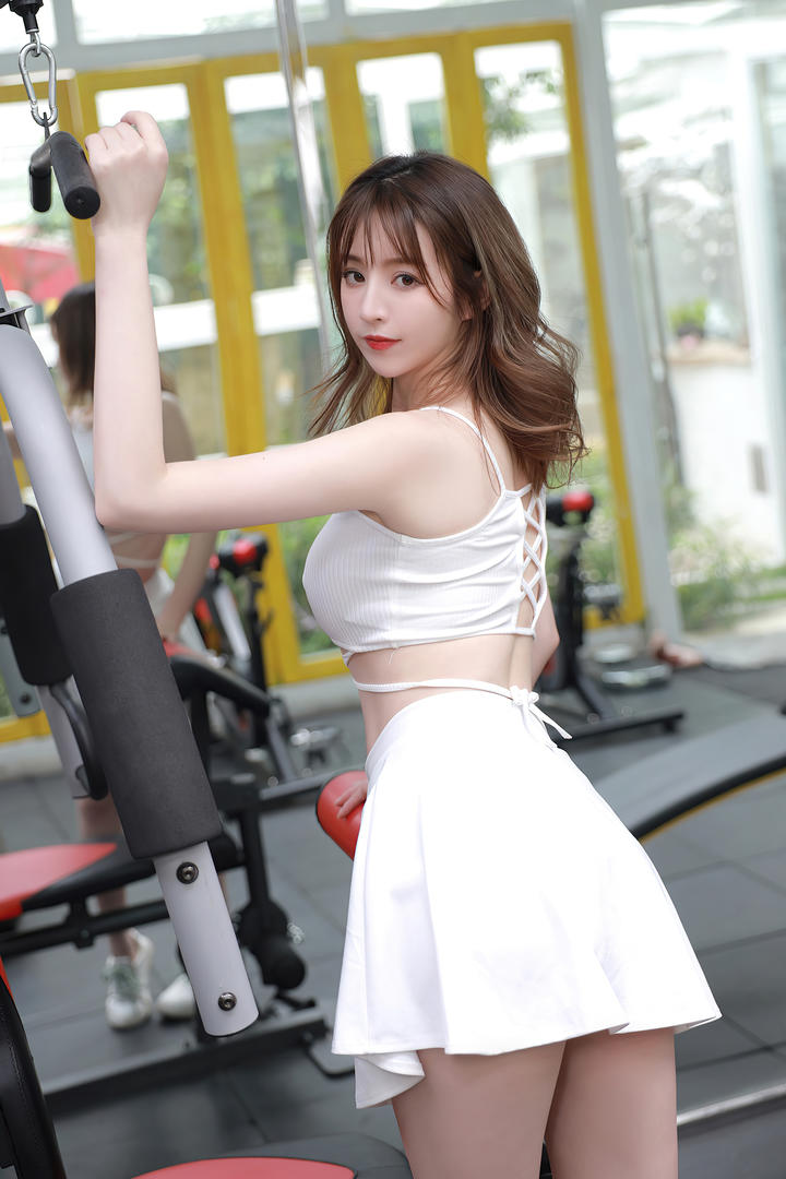 长相甜美清纯性感超短裙美模特优健身美女写真图片