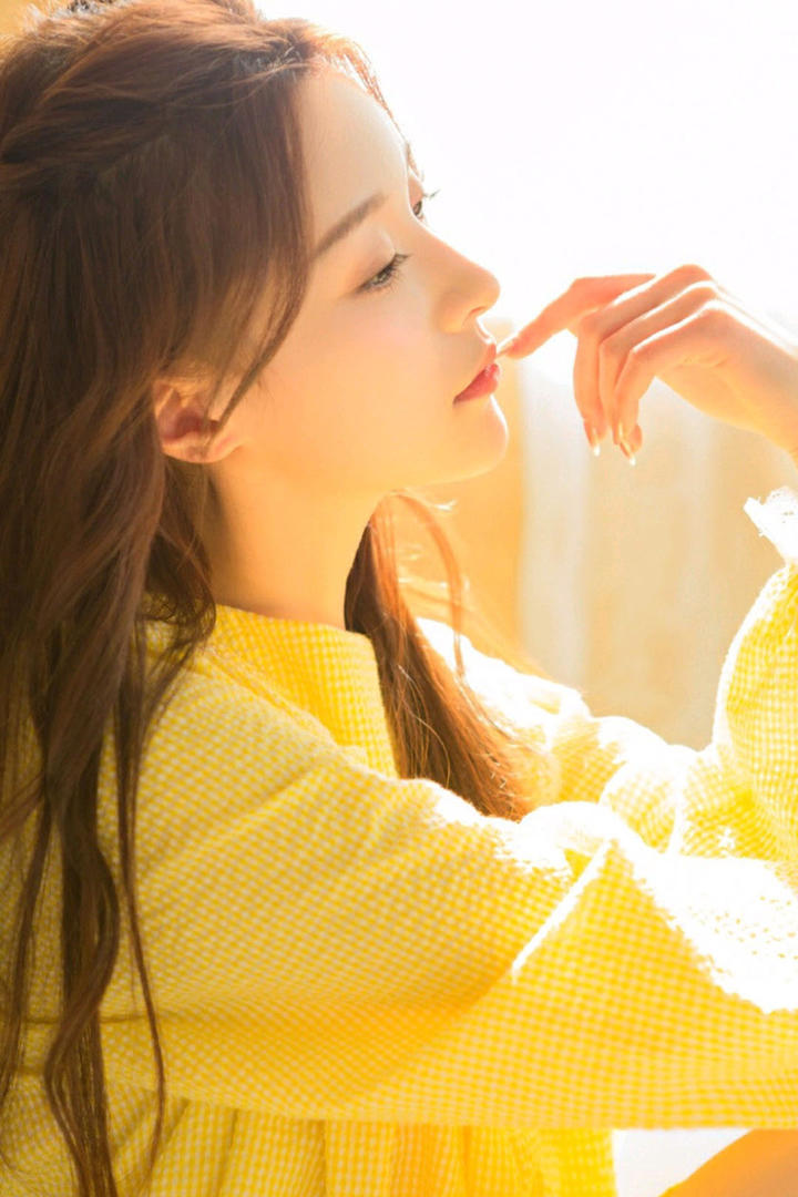 阳光下的清纯美女侧脸图片