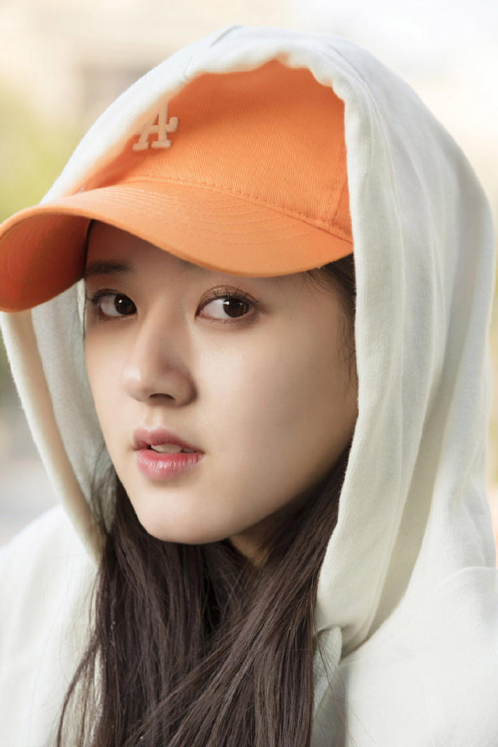 戴着帽子的高清美女明星赵露思图片