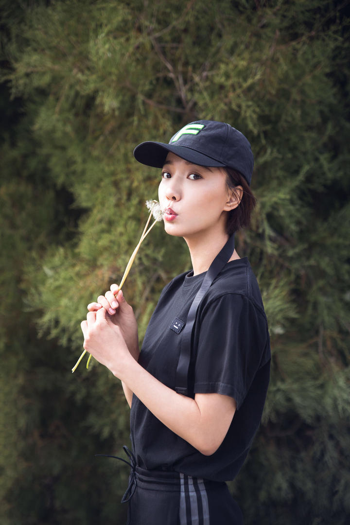 内地美女明星王珞丹时尚休闲装户外摄影图片