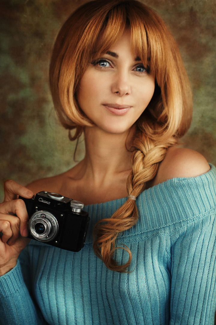 拿着相机的欧美美女肖像艺术写真