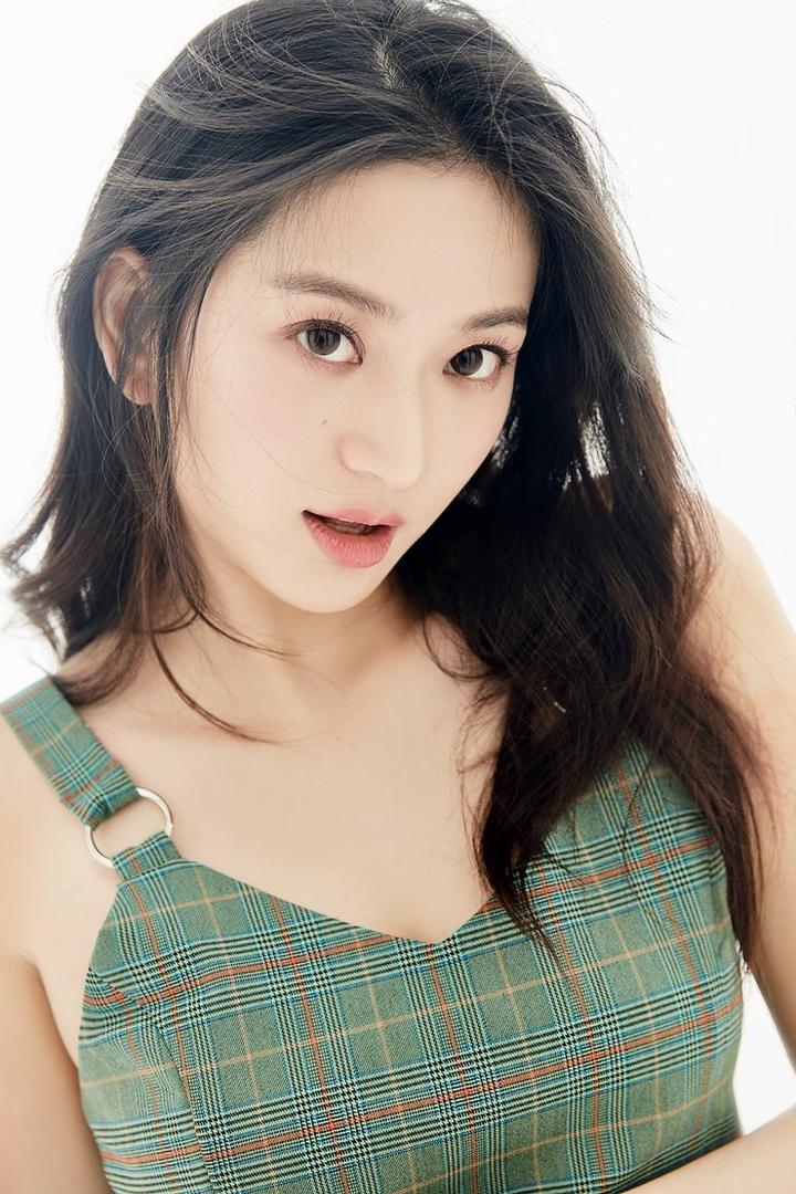 高清美女明星唐本时尚写真图片