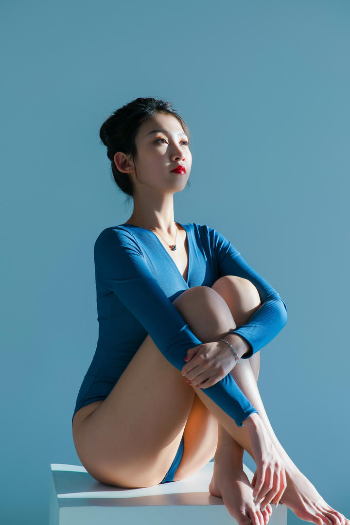 抱着双腿的高清瑜伽老师相霖艺术照