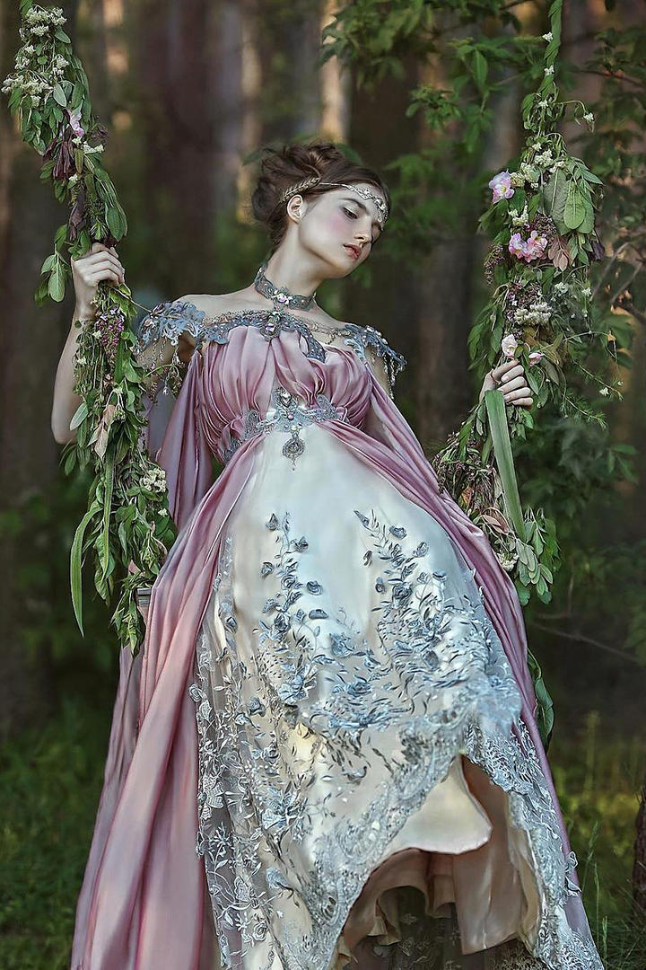 荡秋千的欧美美女艺术写真图片