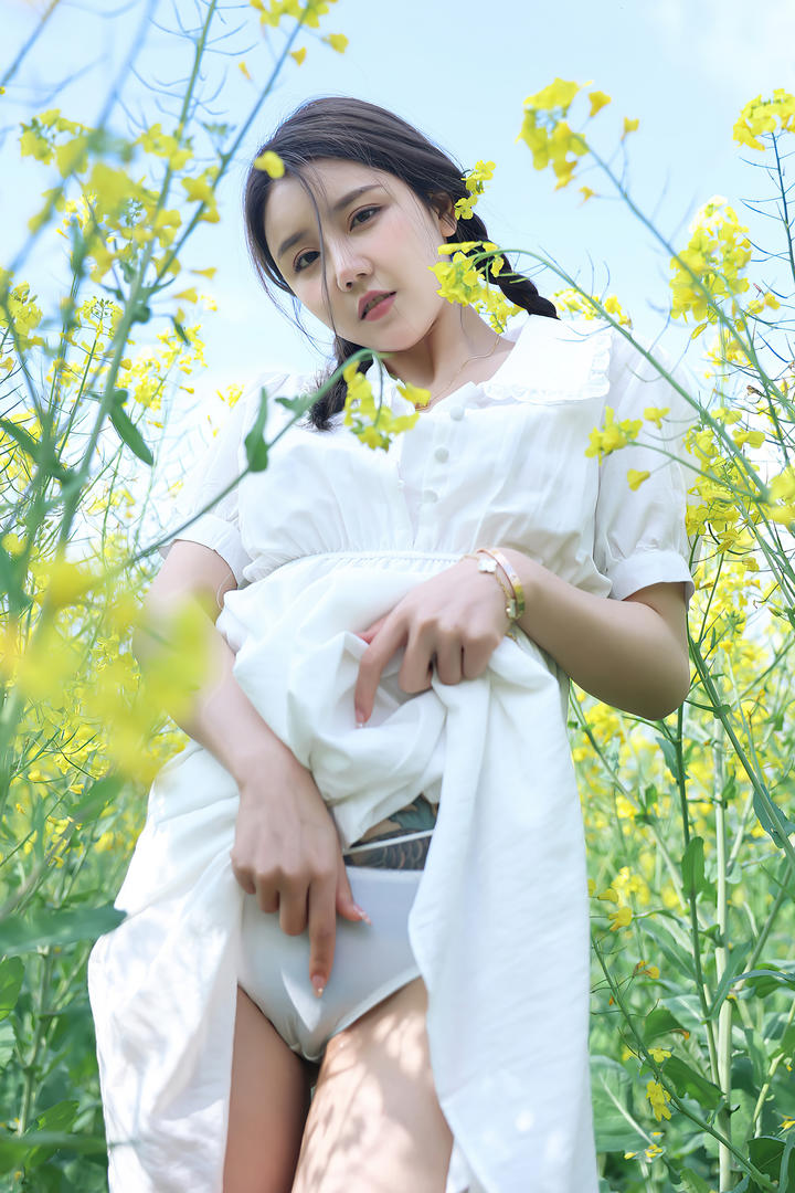 撩起裙子的清纯美女夏西美女油菜花地大胆美女写真图片