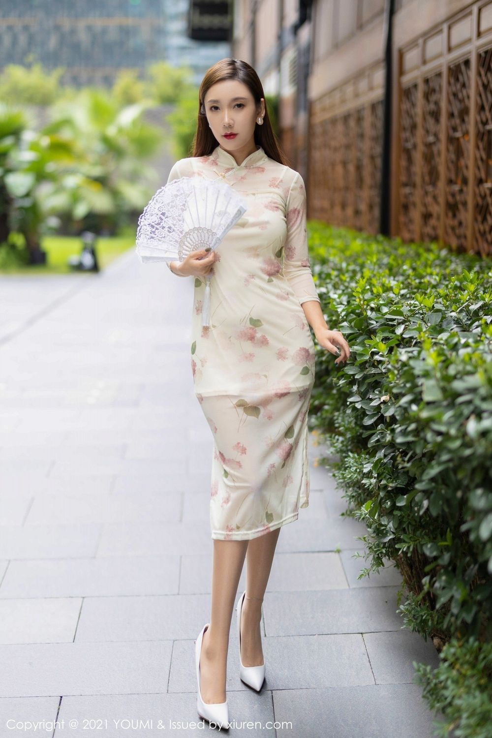 尤蜜荟美女模特艾静香淡雅米白色带花纹旗袍系列成都旅拍