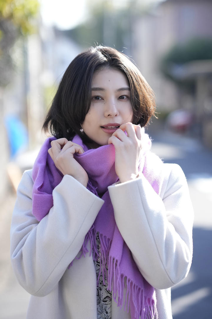 戴着紫色围巾的日本短发气质美女街拍图片