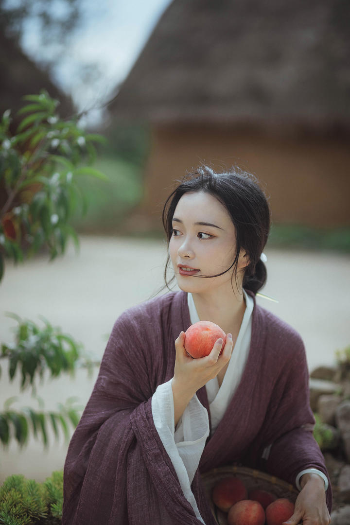 吃水蜜桃的古装美女写真大全