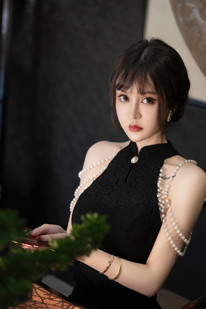 国产性感美女荷官大胆美女自拍图片