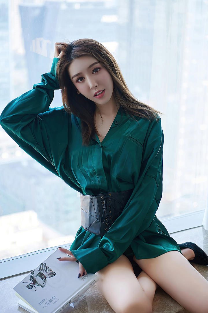 看书的气质美女然熙生活照图片