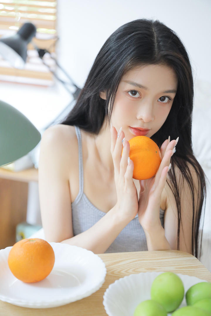 吃水果的131mm美女图片