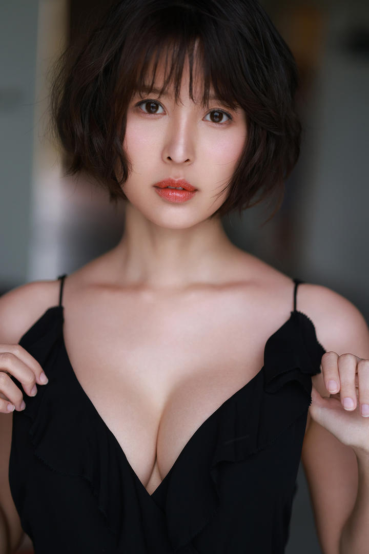 日本短发大胸美女模特高清图片