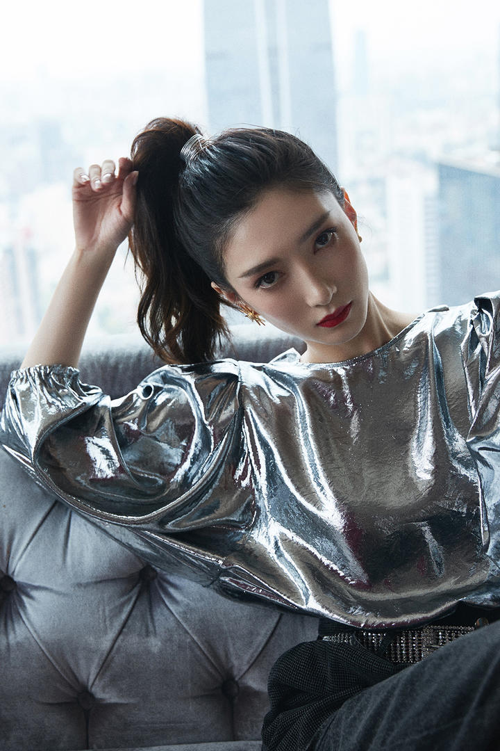 沙发上的气质女星江疏影写真