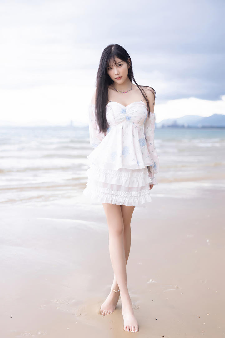 沙滩上散步的清纯唯美美女模特杨晨晨图片