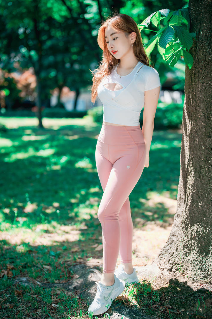 韩国女生粉色瑜伽裤爬山