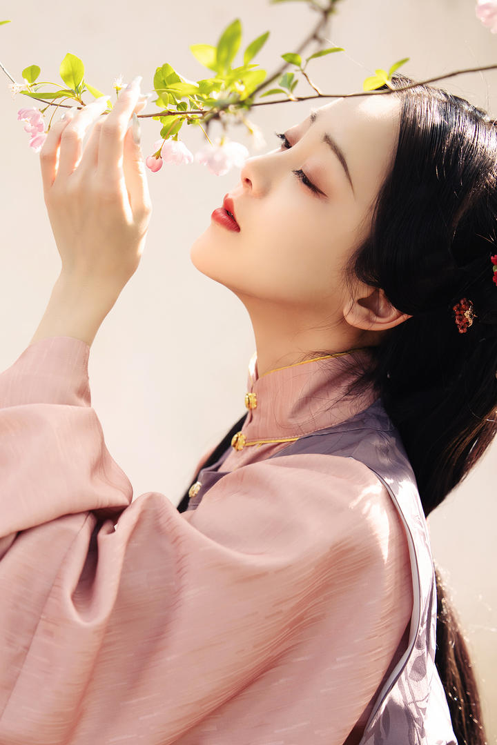 赏花的唯美古装美女艺术写真图片