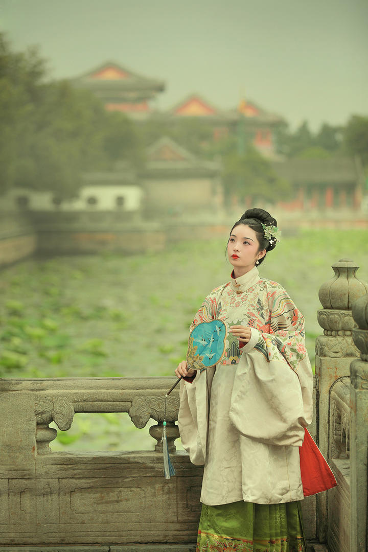 高清古装美女公园湖边摄影图片