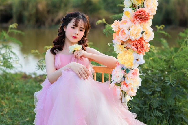 少女穿粉色婚纱写真摄影图片