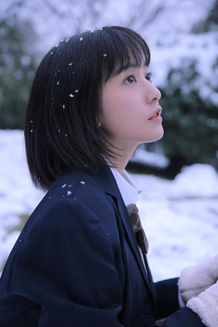 雪中的清纯美女学生妹意境写真图片