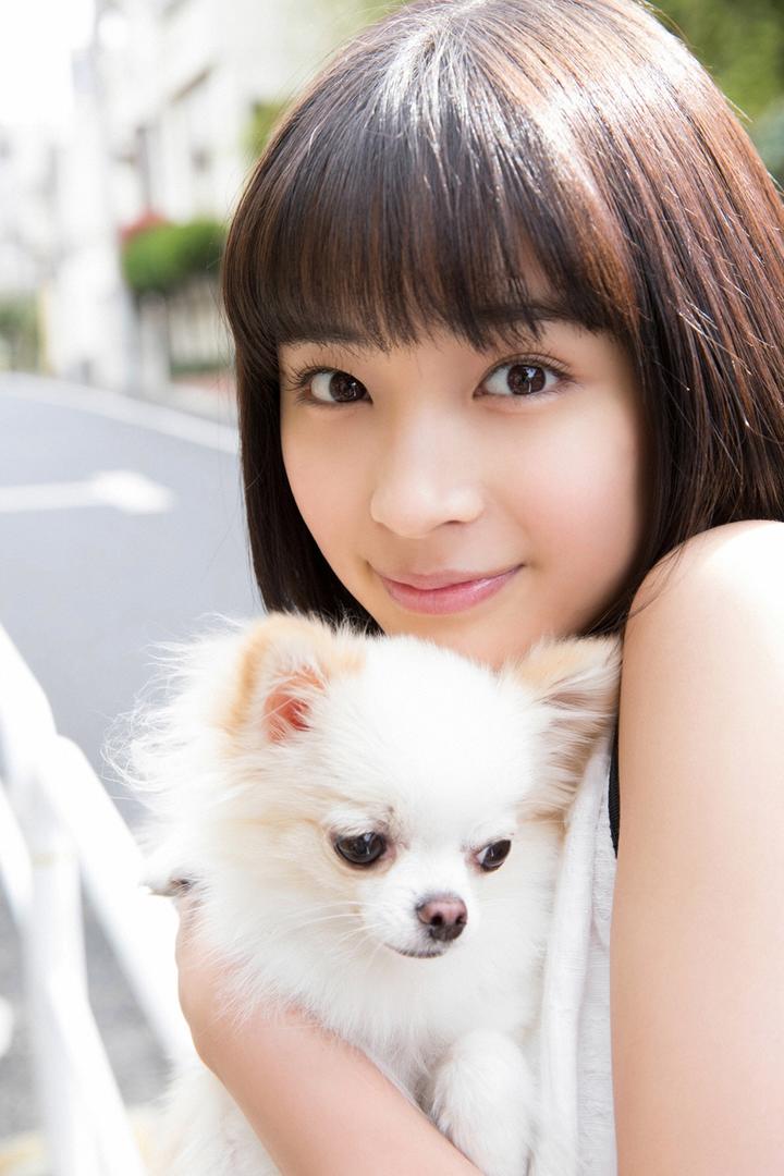 抱着小狗的日本大眼睛短发美女头像图片