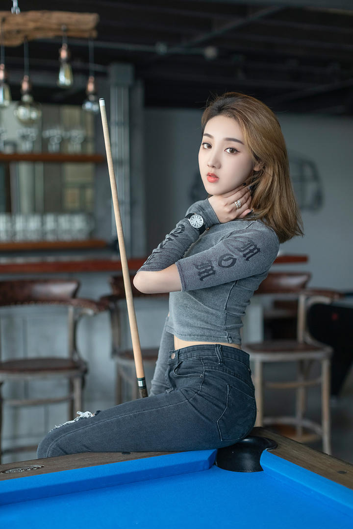 坐在台球桌上的高清美女图片