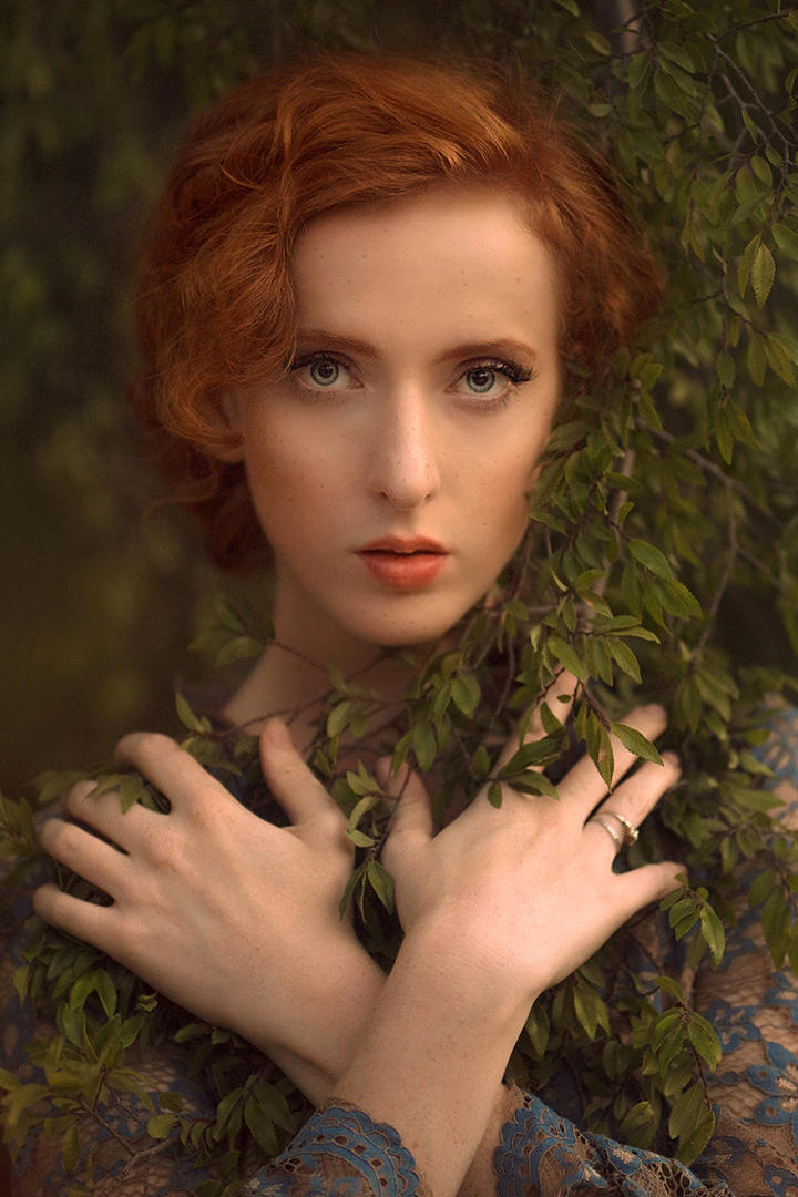 抱着树叶的欧美气质美女