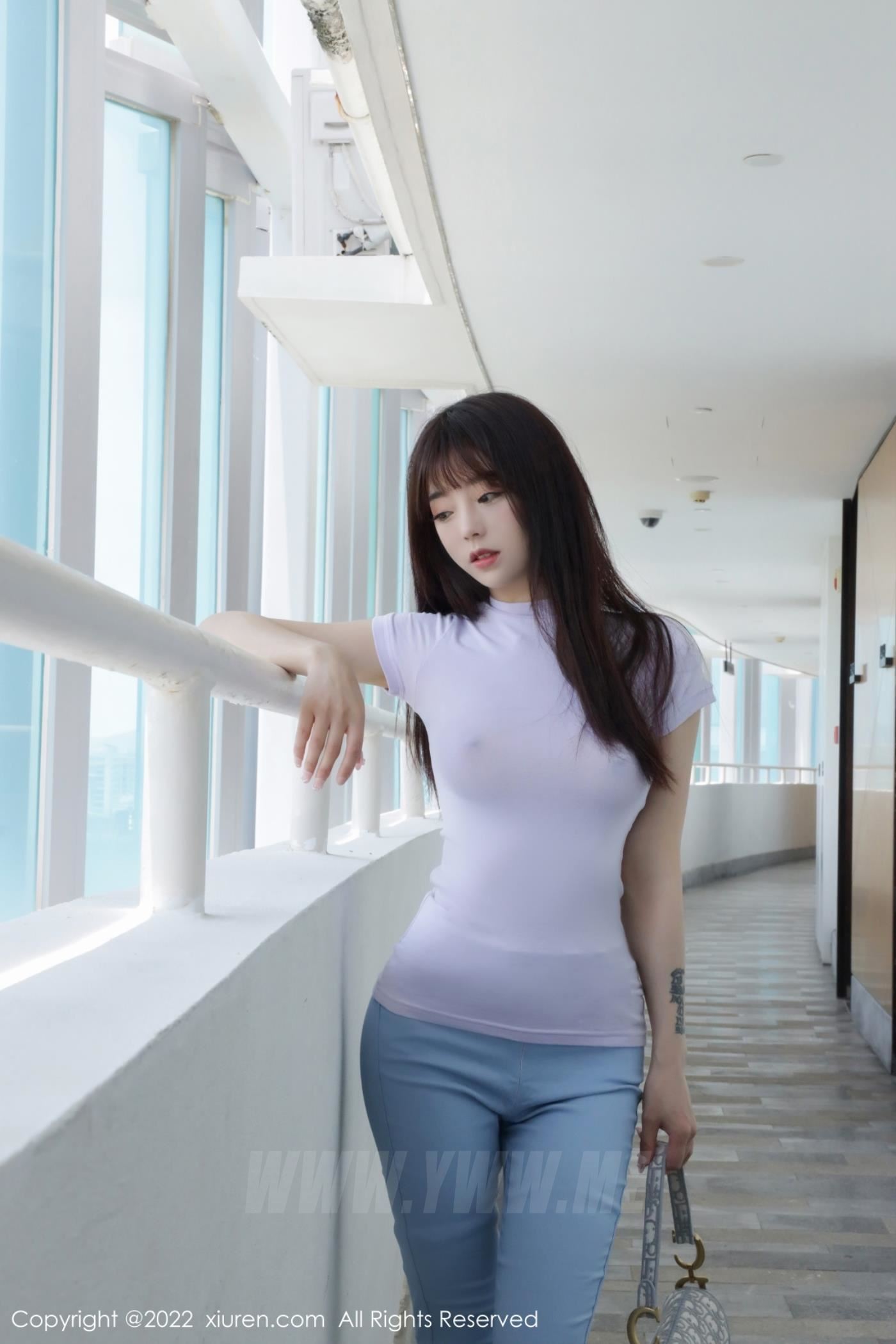 秀人网美女模特佘贝拉bella收身上衣搭配淡蓝色长裤三亚旅拍