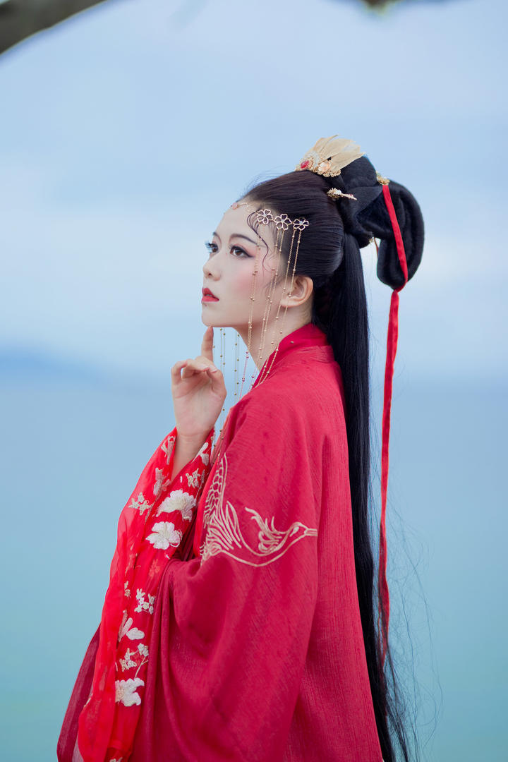 身穿红色古装的美女航子人像摄影写真图片