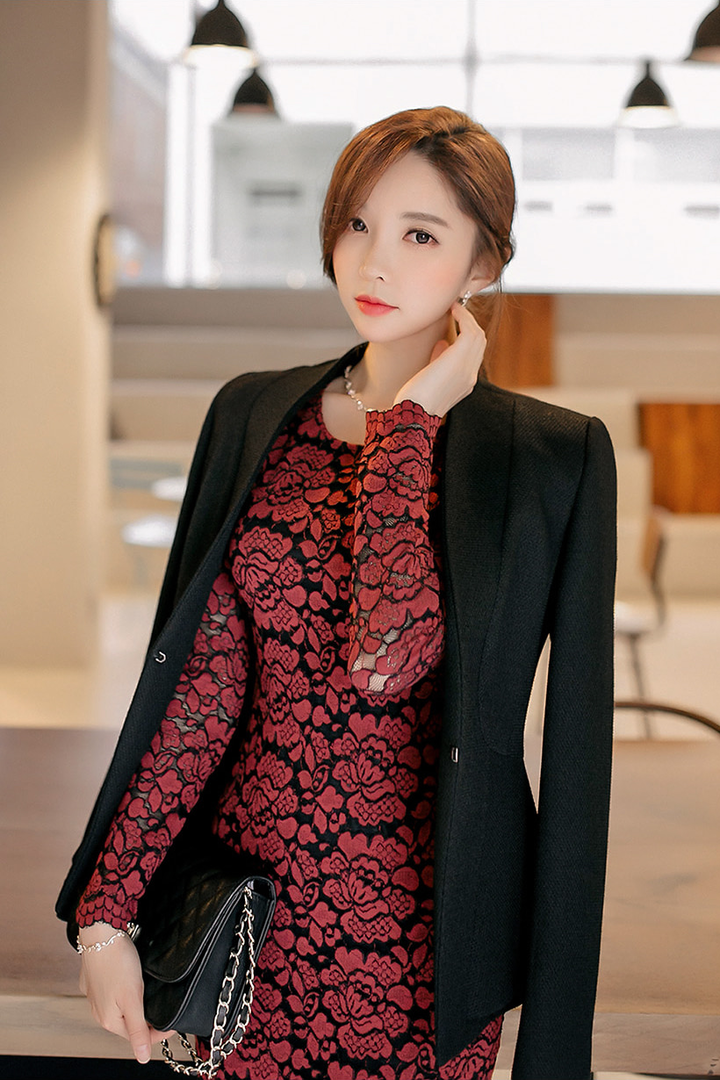 披着衣服的韩国美女明星朴秀妍图片