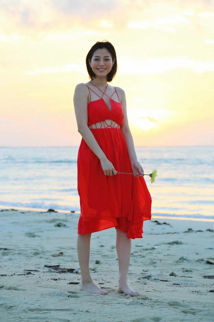 夕阳下的红裙短发美女人像摄影图片