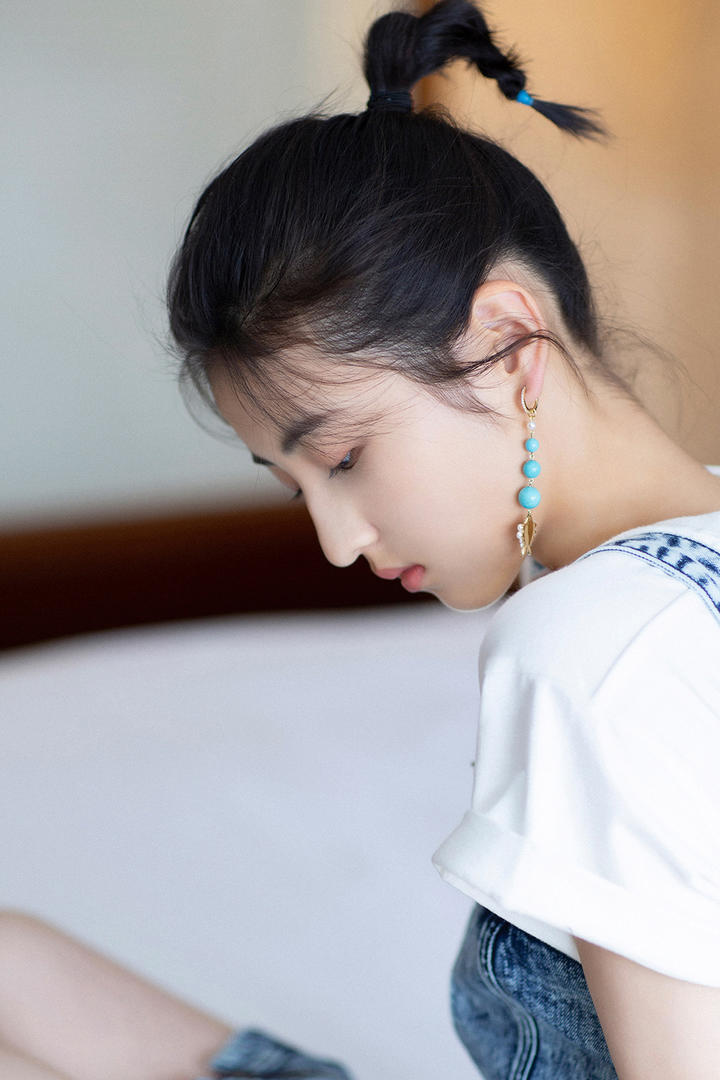 气质美女明星张子枫侧脸特写