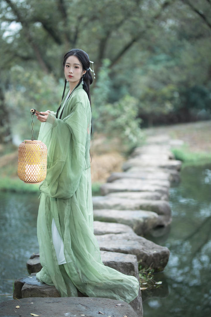 一身青衣的古典汉服美女高清图片