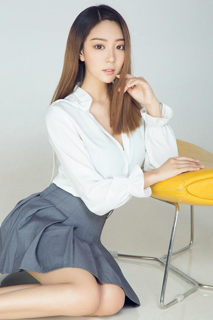 坐在地板上的高清性感超短裙美女图片