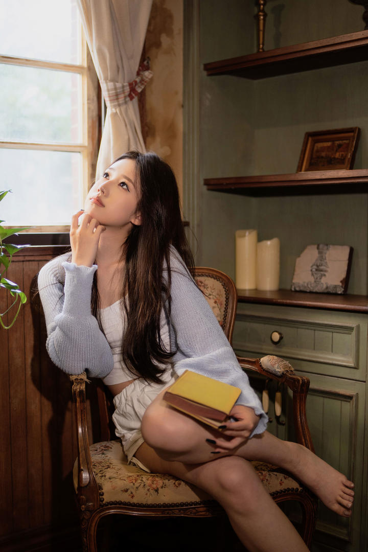 坐在椅子上的美女主播图片