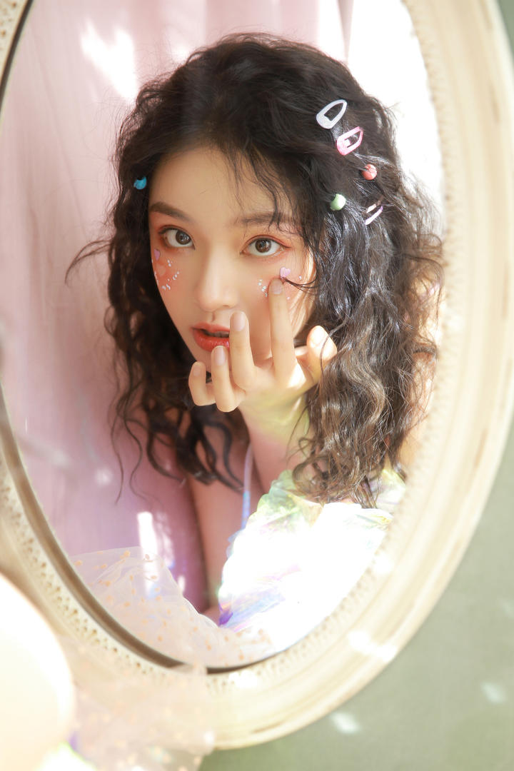 照镜子的大眼睛清纯美女写真