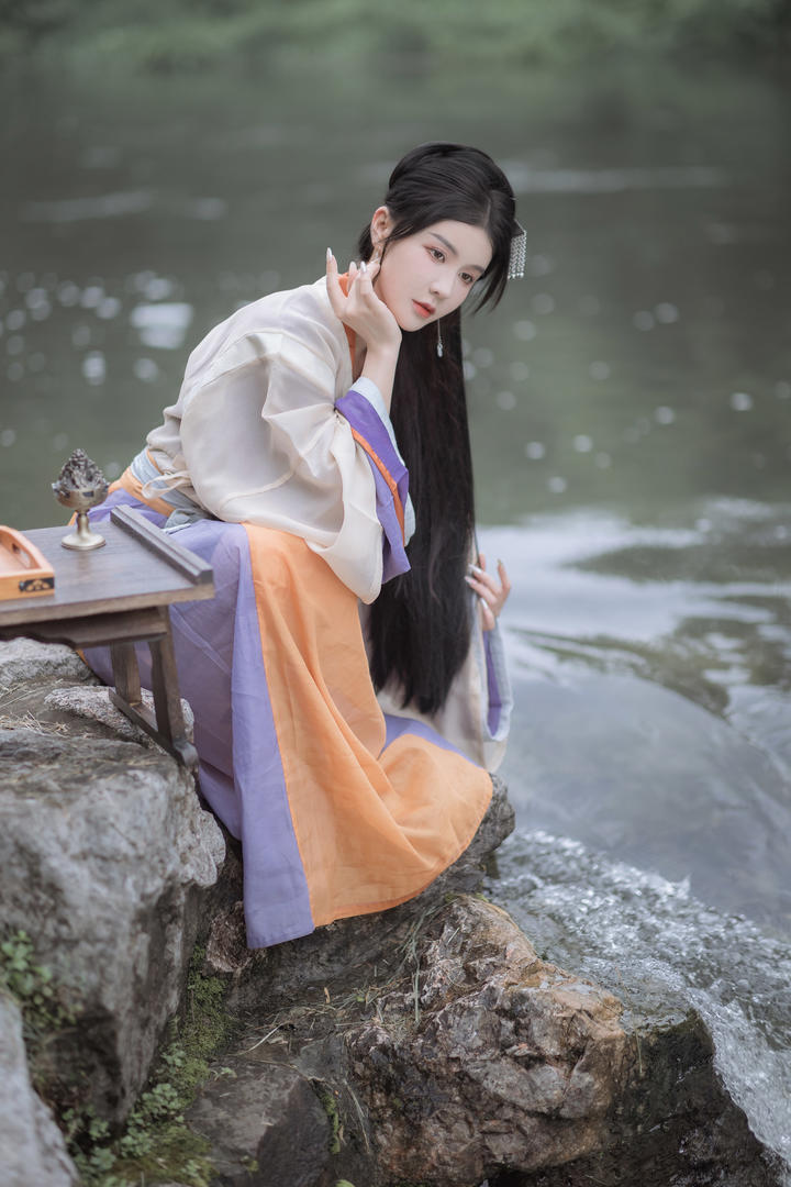 蹲在小溪边的古装美女高清古风图片