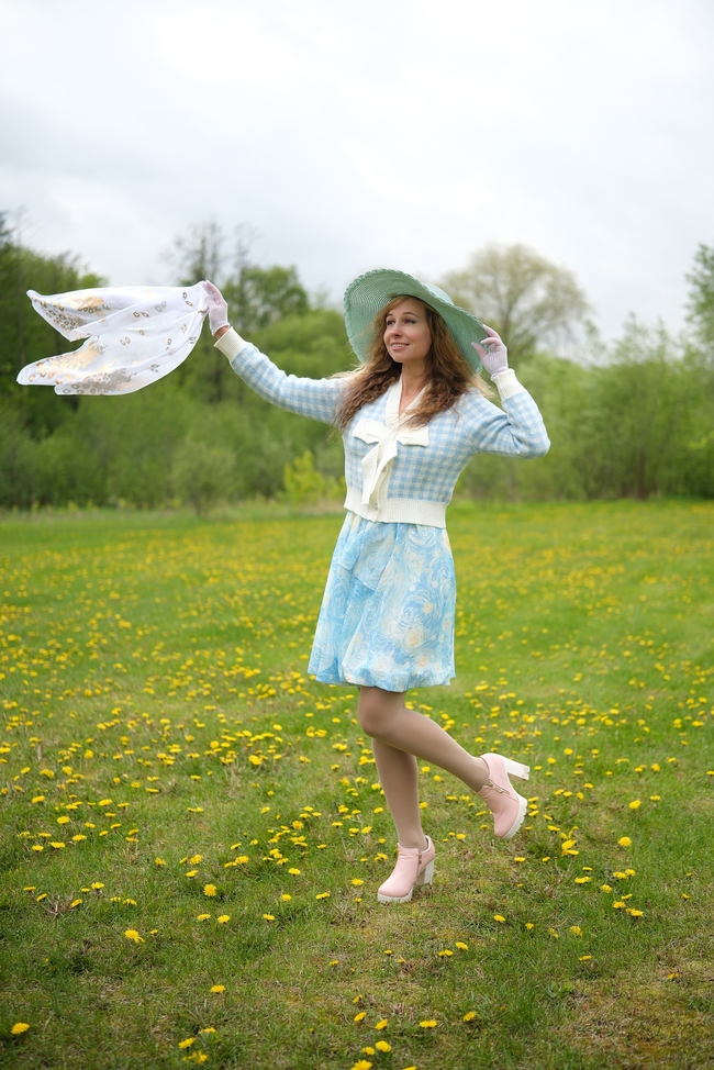 春天绿色草地小香风美女写真图片