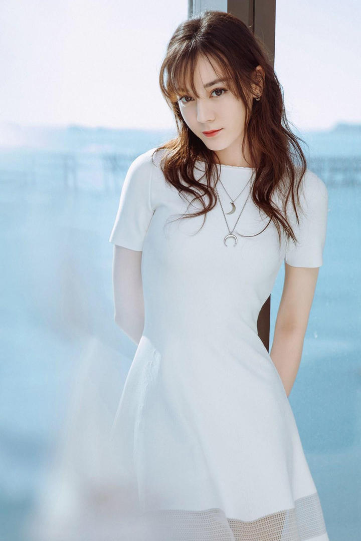 高清海景房里的美女明星迪丽热巴图片